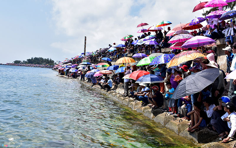 Hàng nghìn người xem đua thuyền tứ linh tri ân đội hùng binh Hoàng Sa